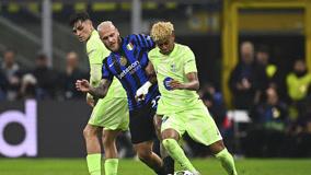 萨拉赫炮轰主帅引震荡！利物浦高层力挺斯洛特，冬窗离队危机加剧（萨拉赫怒斥主帅掀风波！利物浦高层力保斯洛特，冬窗离队风险升级）