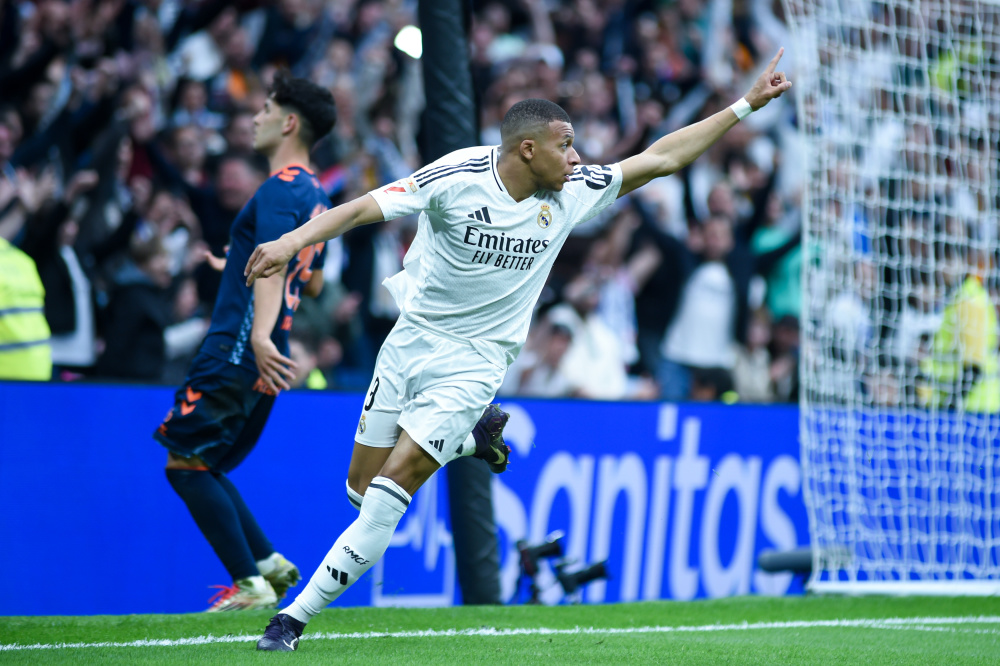 每体：巴萨仍未对莱万做决定，在关注小蜘蛛、凯恩、吉拉西等（每体：巴萨尚未敲定莱万去留，正考察小蜘蛛、凯恩、吉拉西等）