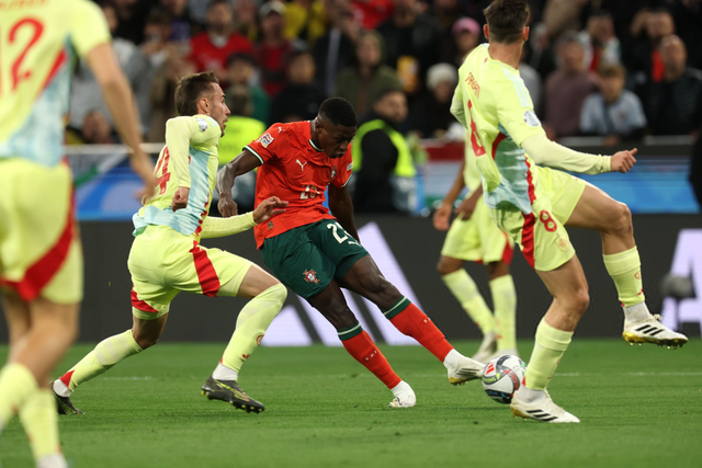 前曼联助教：阿莫林带领曼联走在正确道路上，对未来充满期待（前曼联助教：阿莫林引领红魔步入正轨，未来可期）