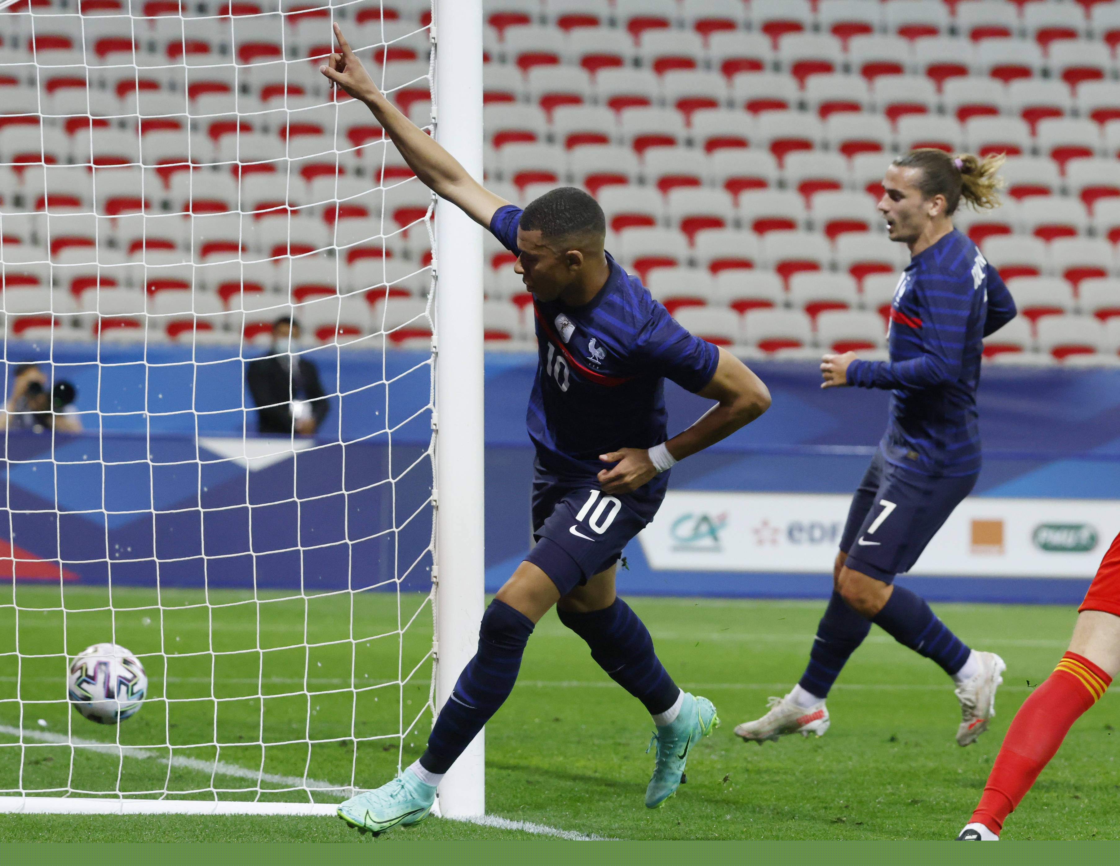 首尔主帅金基东：双线作战让球员们在体能上面临不小的挑战（金基东：双线征战令首尔球员体能承受重压）