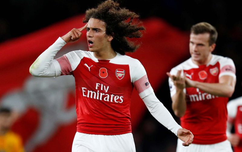 男子下棋时吸烟不慎引燃衣物