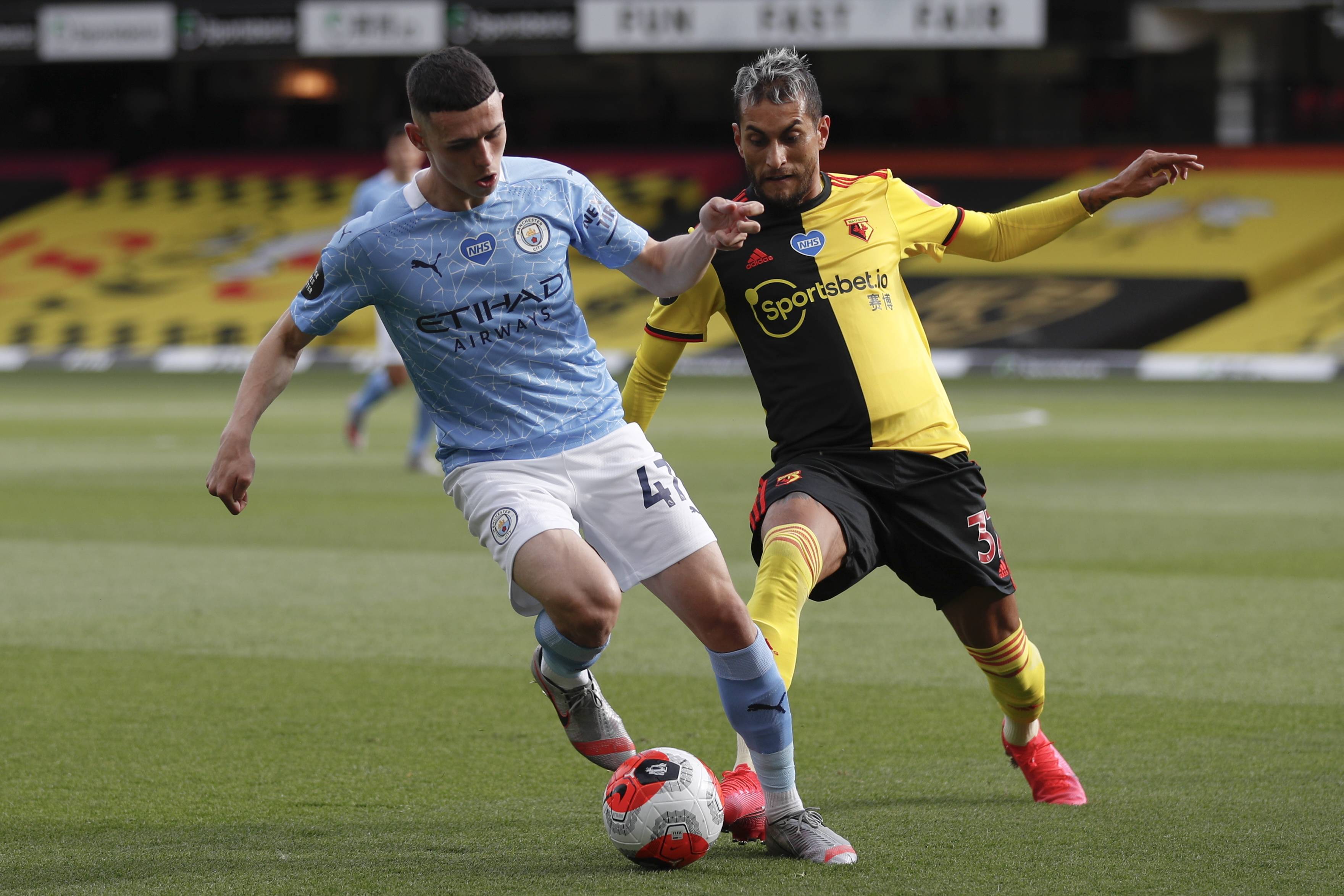 点射得分，凯文-迪克斯成为历史首位在德甲进球的印尼球员（凯文-迪克斯点球破门，成德甲史上首位进球的印尼球员）