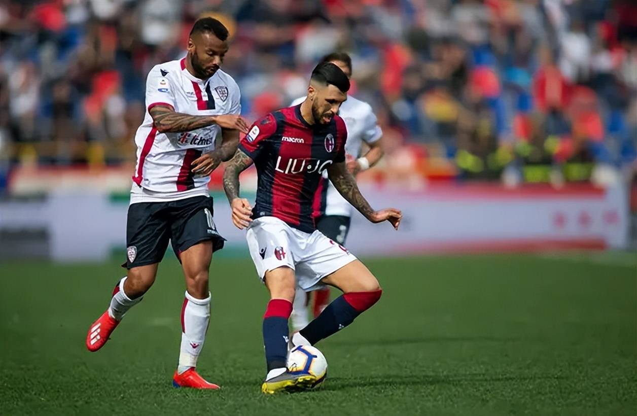 前锋突破射门锁定胜利