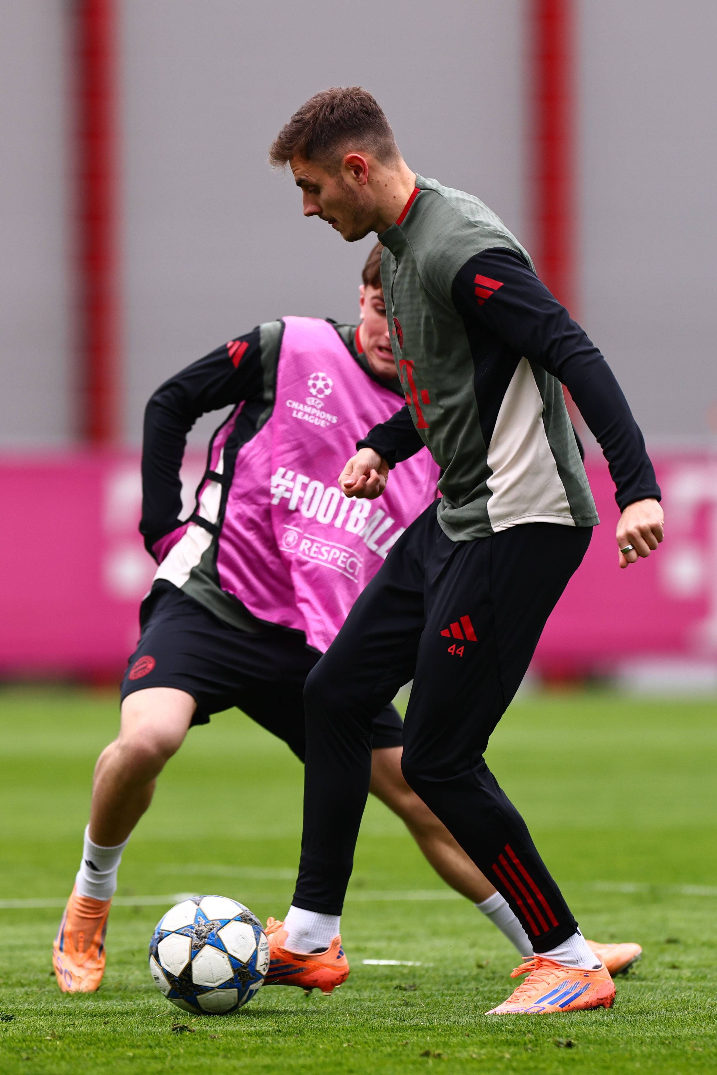 英超争冠悬念再起！曼城强势迫近，阿森纳迎魔鬼赛程（英超冠军之争重燃！曼城步步紧逼，阿森纳直面魔鬼赛程）