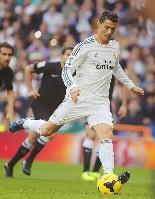 马卡报：阿隆索帅位依旧岌岌可危，高层认为看不到前进方向（马卡：阿隆索帅位风雨飘摇，高层称球队缺乏清晰发展方向）